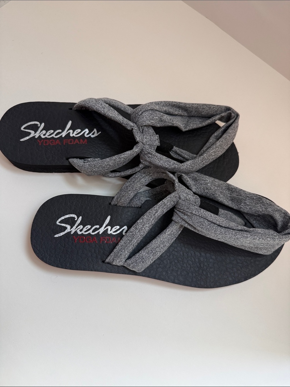 Skechers Yoga Foam Thong Sandal Gray Knit Strap Black Sole Womens Size 8 Comfort - Picture 5 of 7